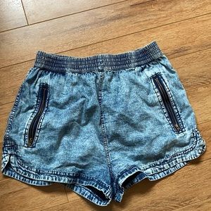 Super cute shorts, never worn.